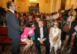 Rosendo Nevado y María Josefa del Campo en la toma de posesión de Elena Nevado como alcaldesa de Cáceres en 2011.