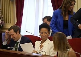 La concejala del PP de Educación, Mariema Seck, entre Antonio Cavacasillas y Gema Cortés.