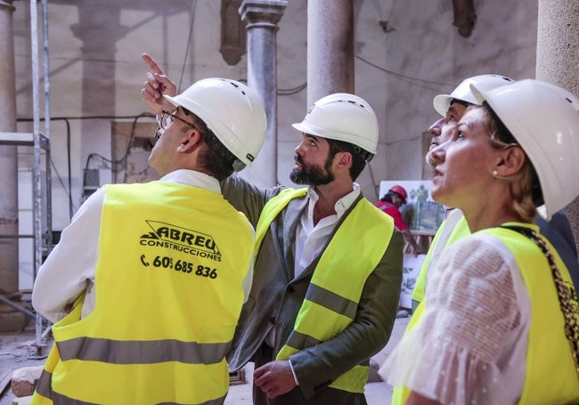 Fernando Palazuelo explica a Rafael Mateos detalles de la obra de reforma.