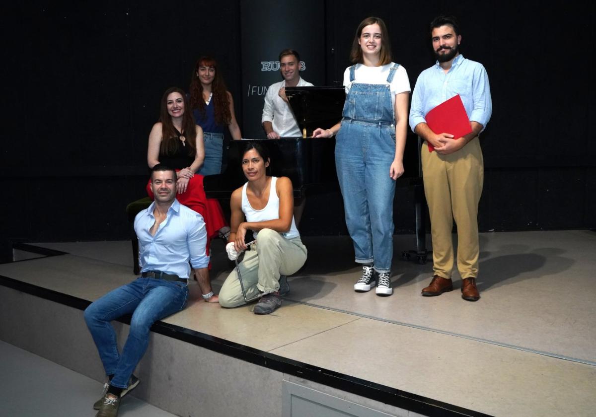 Susi Merino, sentada frente al piano, junto al resto de artistas de la obra.