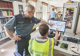 Manuel Rubio Leal, portavoz de la Guardia Civil en Badajoz, junto a un investigador.