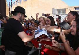 El artista firmando autógrafos este viernes en Mérida.