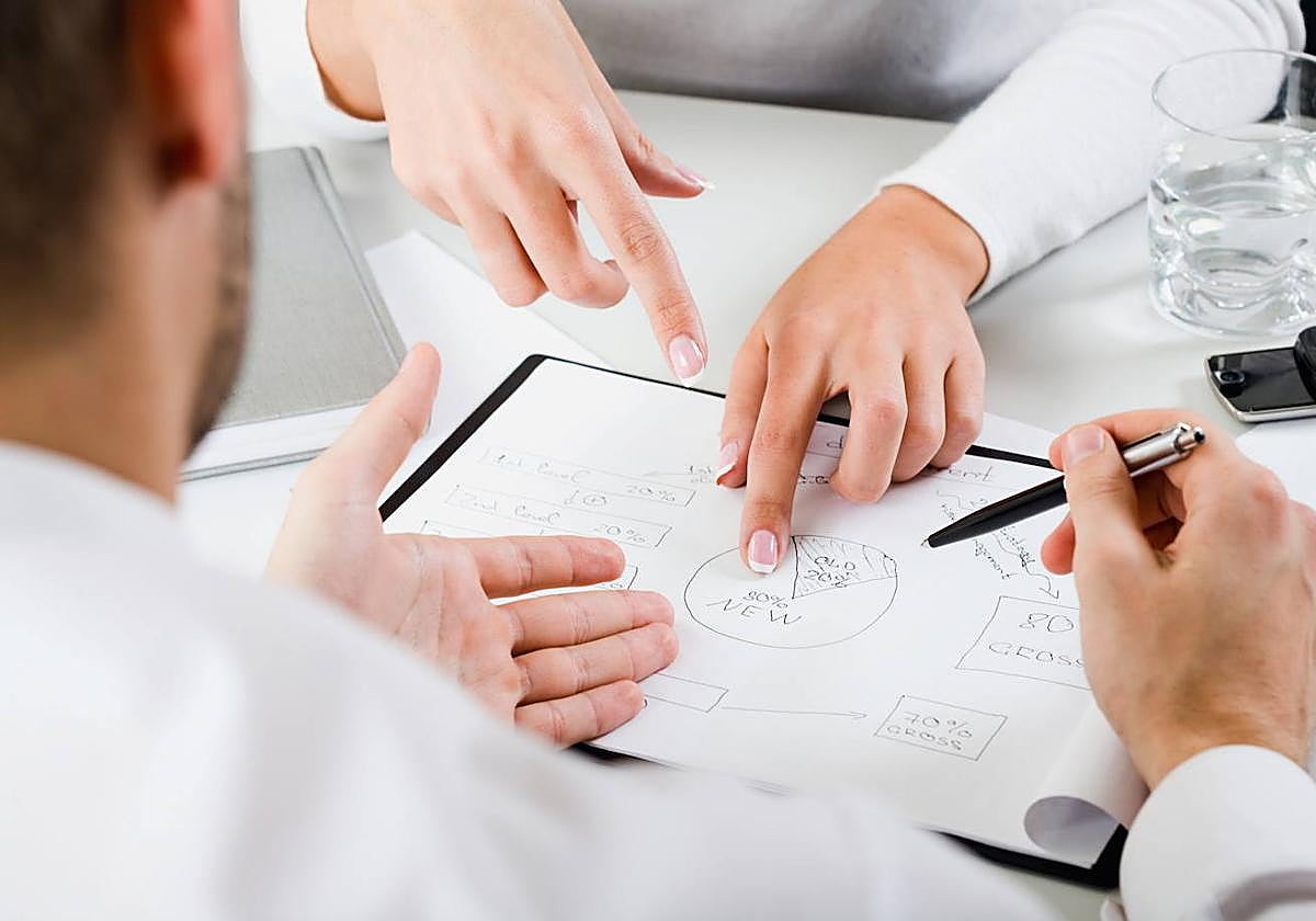 ¿Cuánto faltan al trabajo los extremeños?