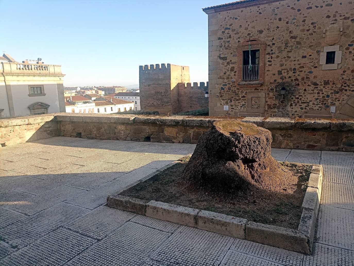 Antonio Floriano Cumbreño recomendaba ver la Ciudad Monumental desde el jardín de la barbacana del palacio de la Generala.