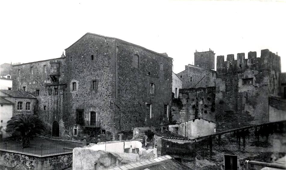 El palacio de la Generala ya con palmeras, con edificios en ruinas en primer plano.