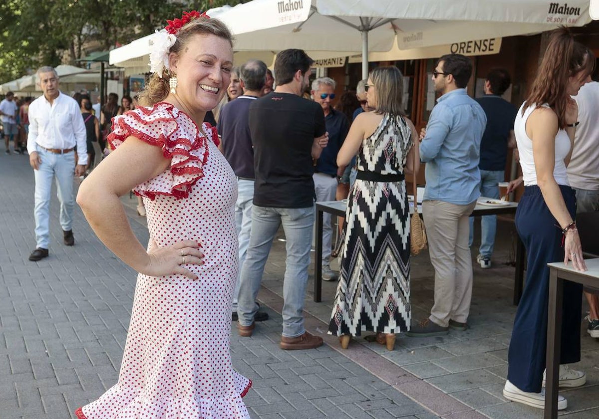 Belén Rodríguez, gerente del restaurante Orense, enfundada este sábado en un traje de faralaes en la calle Obispo Ciriaco Benavente.