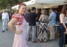 Belén Rodríguez, gerente del restaurante Orense, enfundada este sábado en un traje de faralaes en la calle Obispo Ciriaco Benavente.