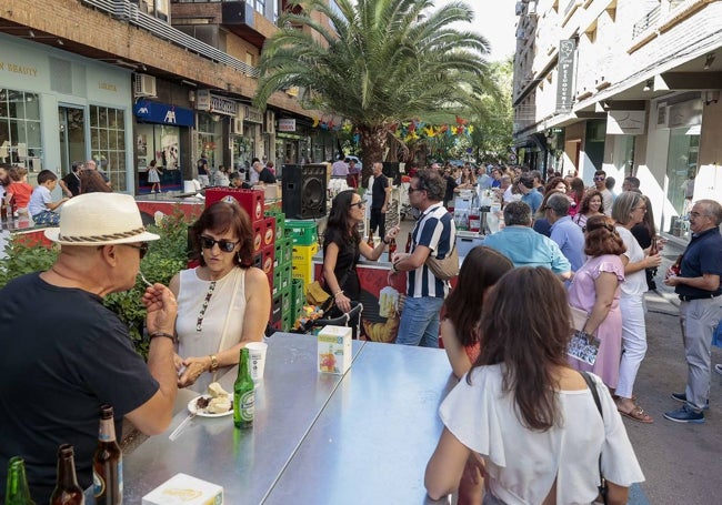 Ambiente en la calle Rodríguez Moñino, que se ha cortado al tráfico para instalar barras.