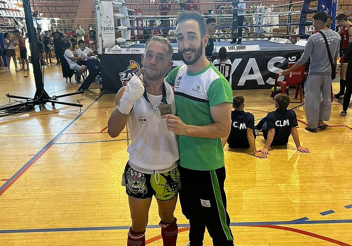 Marcos Pérez junto a su entrenador.