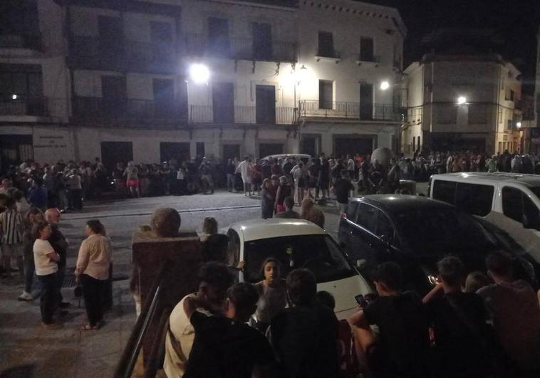 Cerca de 400 vecinos se manifiestan en Losar contra la ocupación de viviendas y los robos