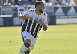 Carlos Cinta celebra su primer gol con la camiseta del Badajoz y que dio la primera victoria al equipo blanquinegro.