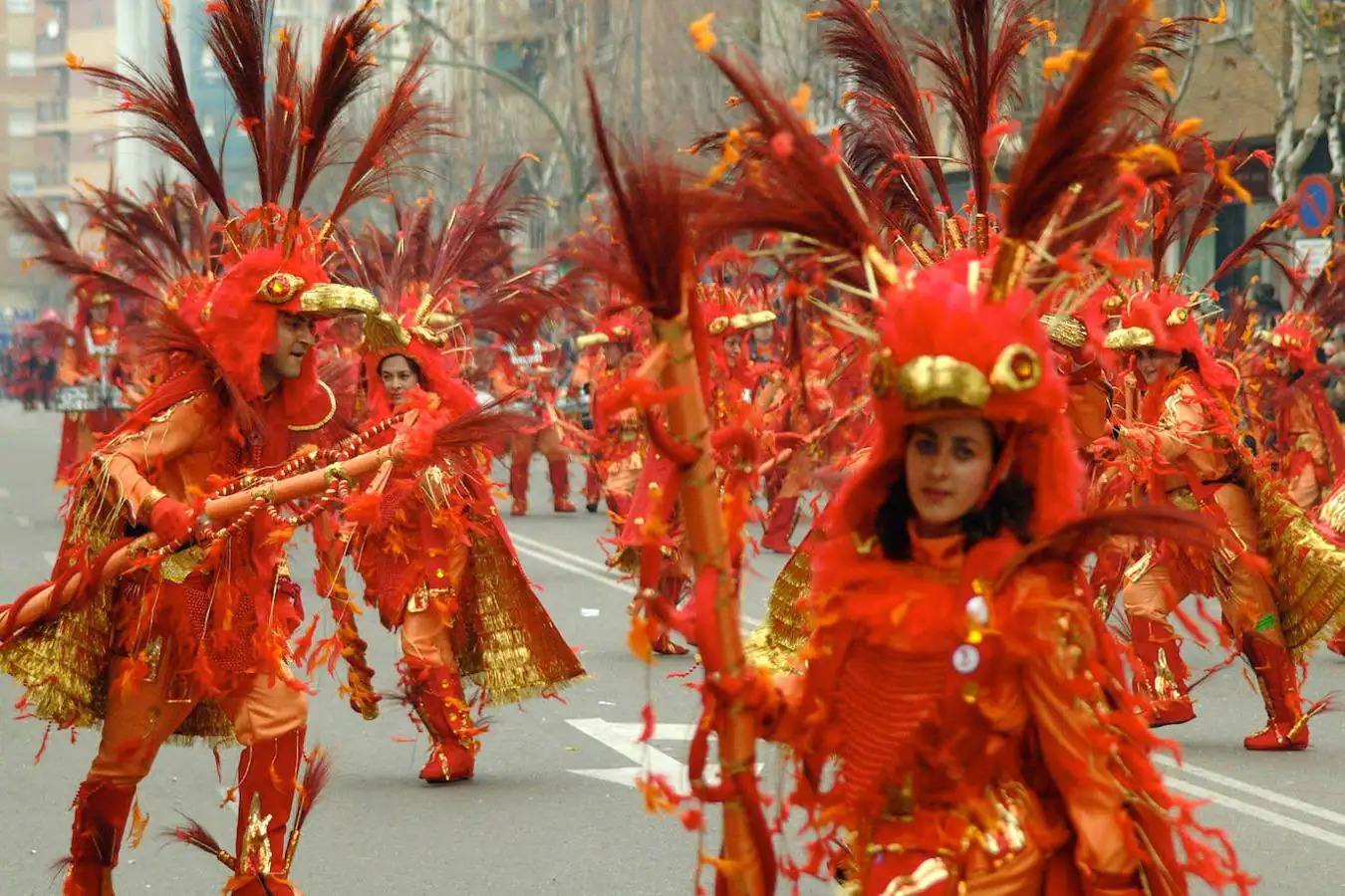 La comparsa iba disfrazada de ave fenix.