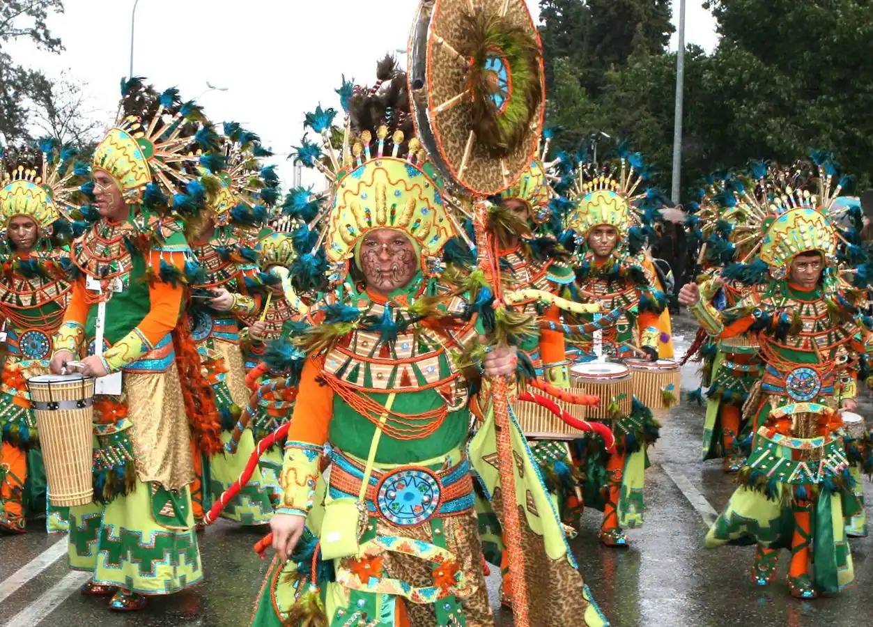 La comparsa iba disfrazada de mayas.