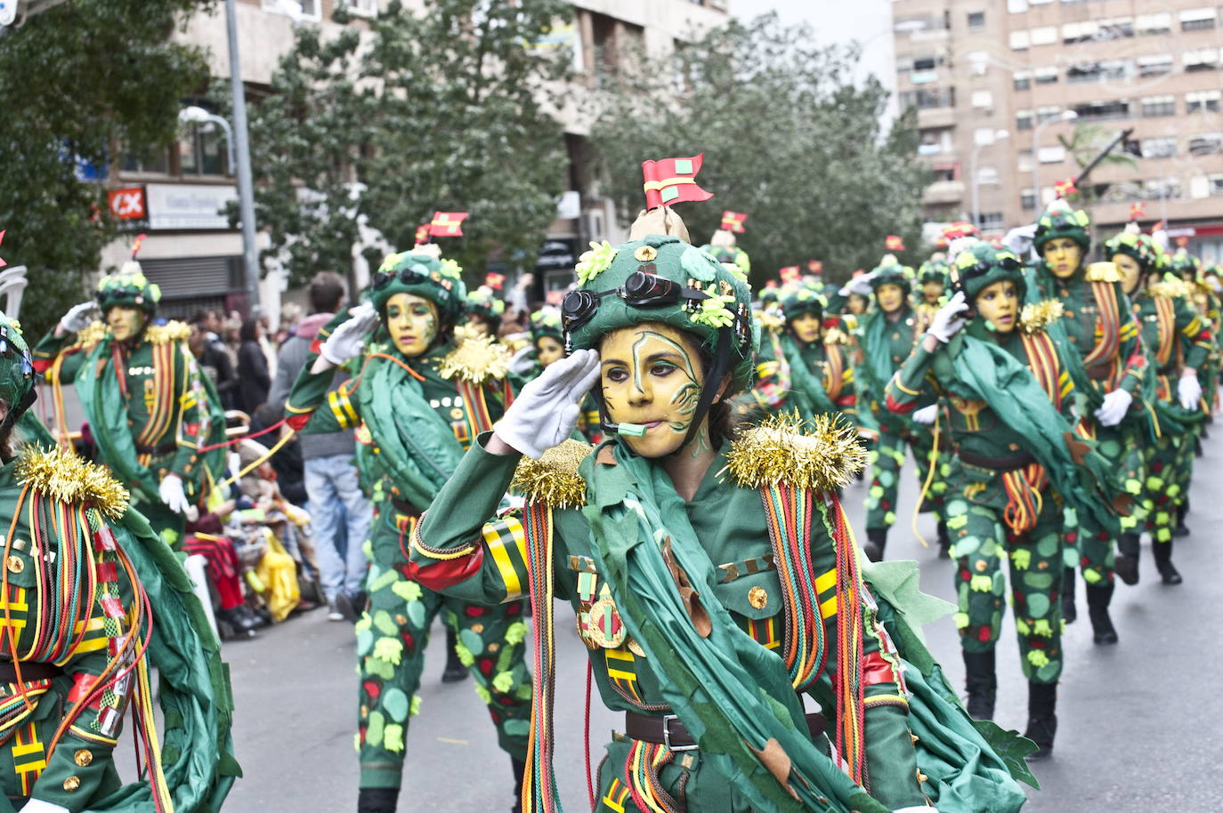 La comparsa iba disfrazada de militares.