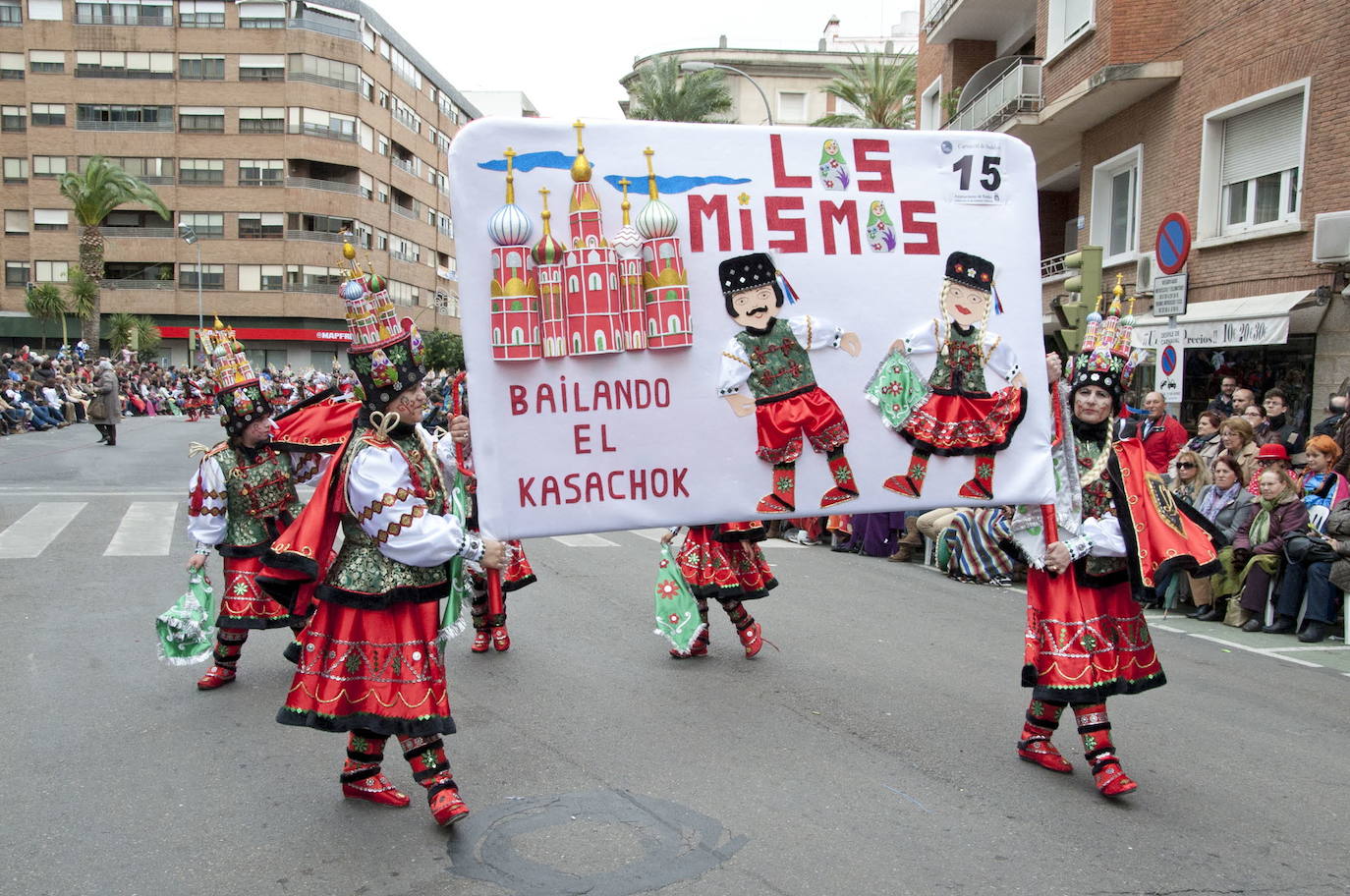 La comparsa comparte premio con Las Monjas. Su traje se inspiró en la cultura rusa.