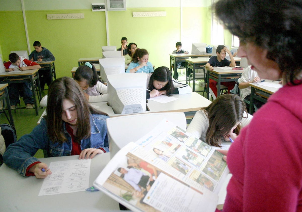 Una docente imparte clase en un instituto de la región.