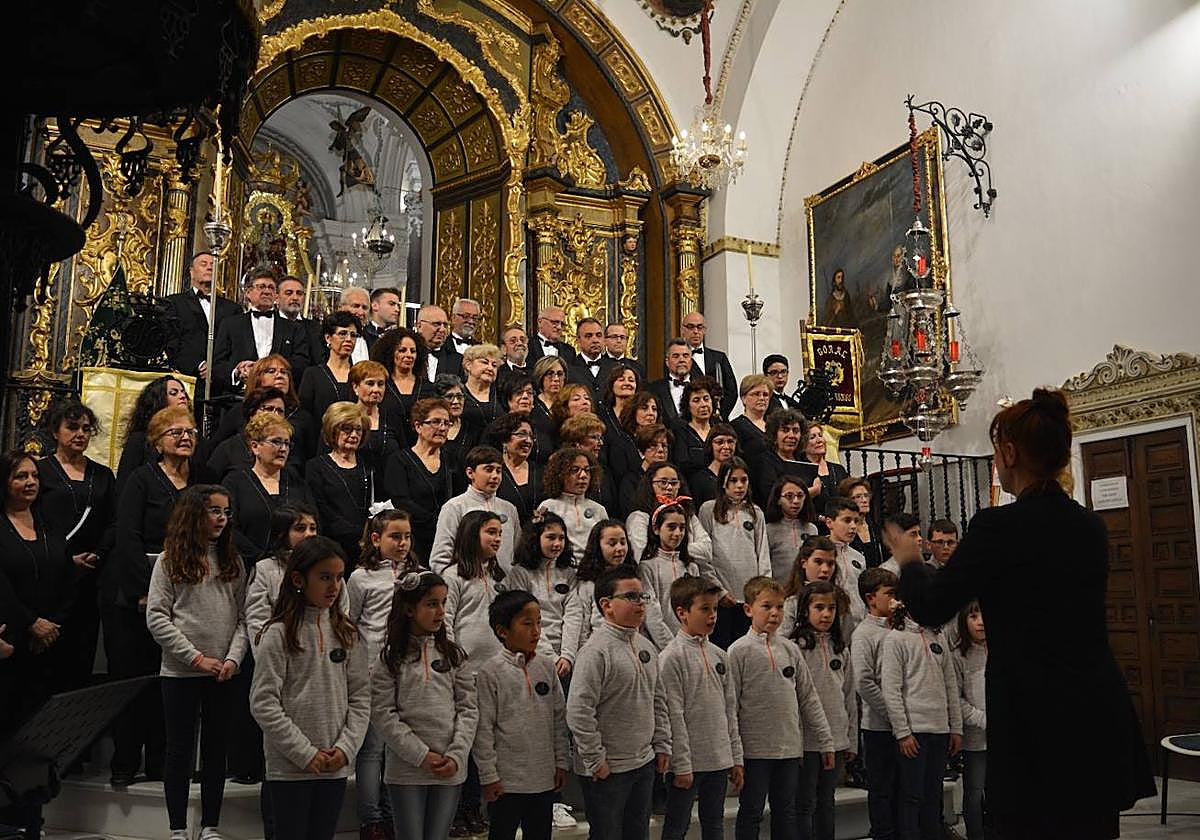 Fotografía de archivo. Grupo de la Escolanía con la Coral Frexnense. Año 2018.