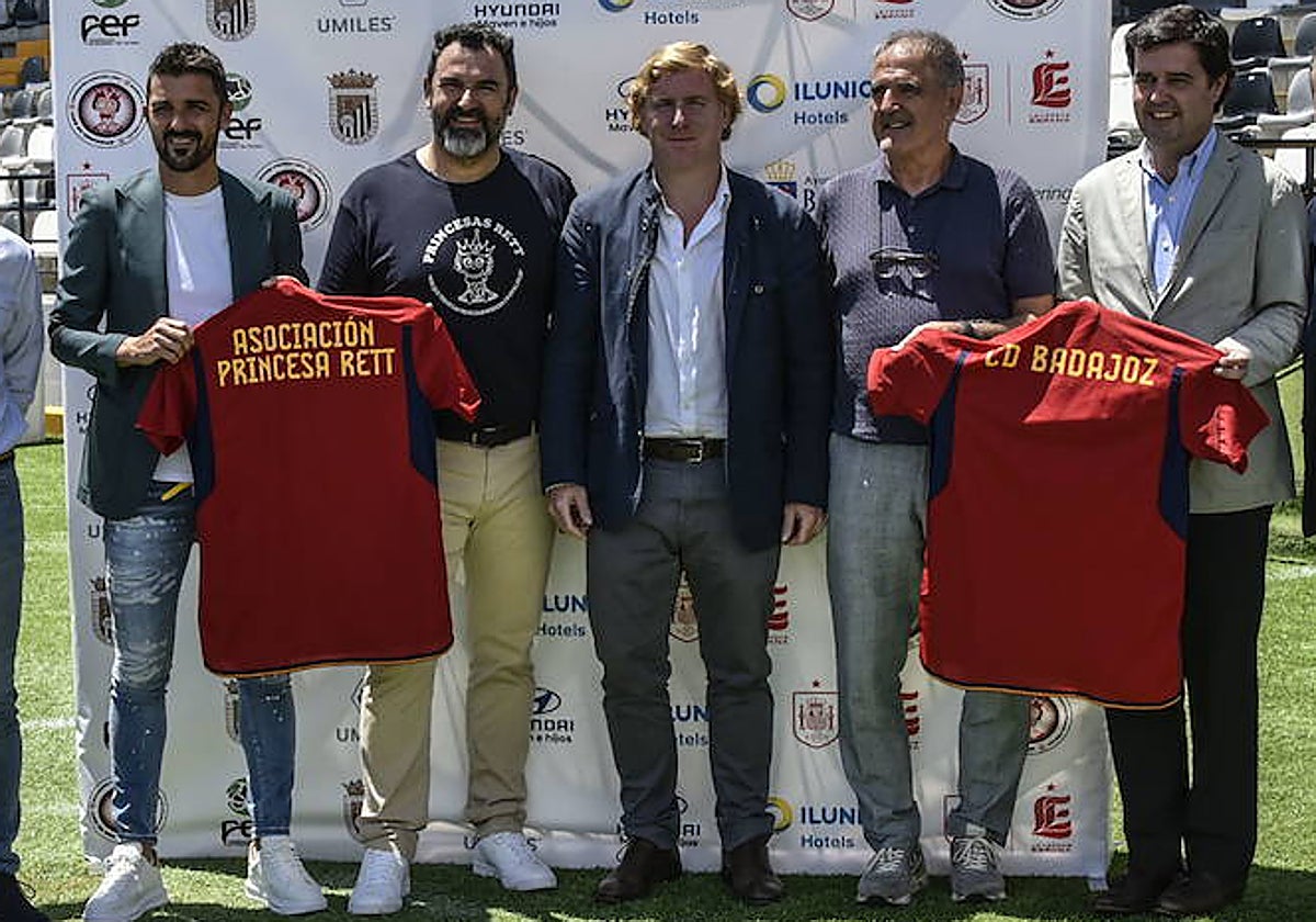 Ignacio Gragera (centro) presentando un partido solidario en el Nuevo Vivero.