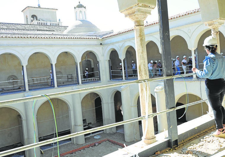 En esta zona el suelo de la segunda planta del convento todavía está en bruto.