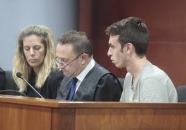 Los dos acusados con su abogado este jueves por la noche durante la lectura del veredicto en la Audiencia Provincial.