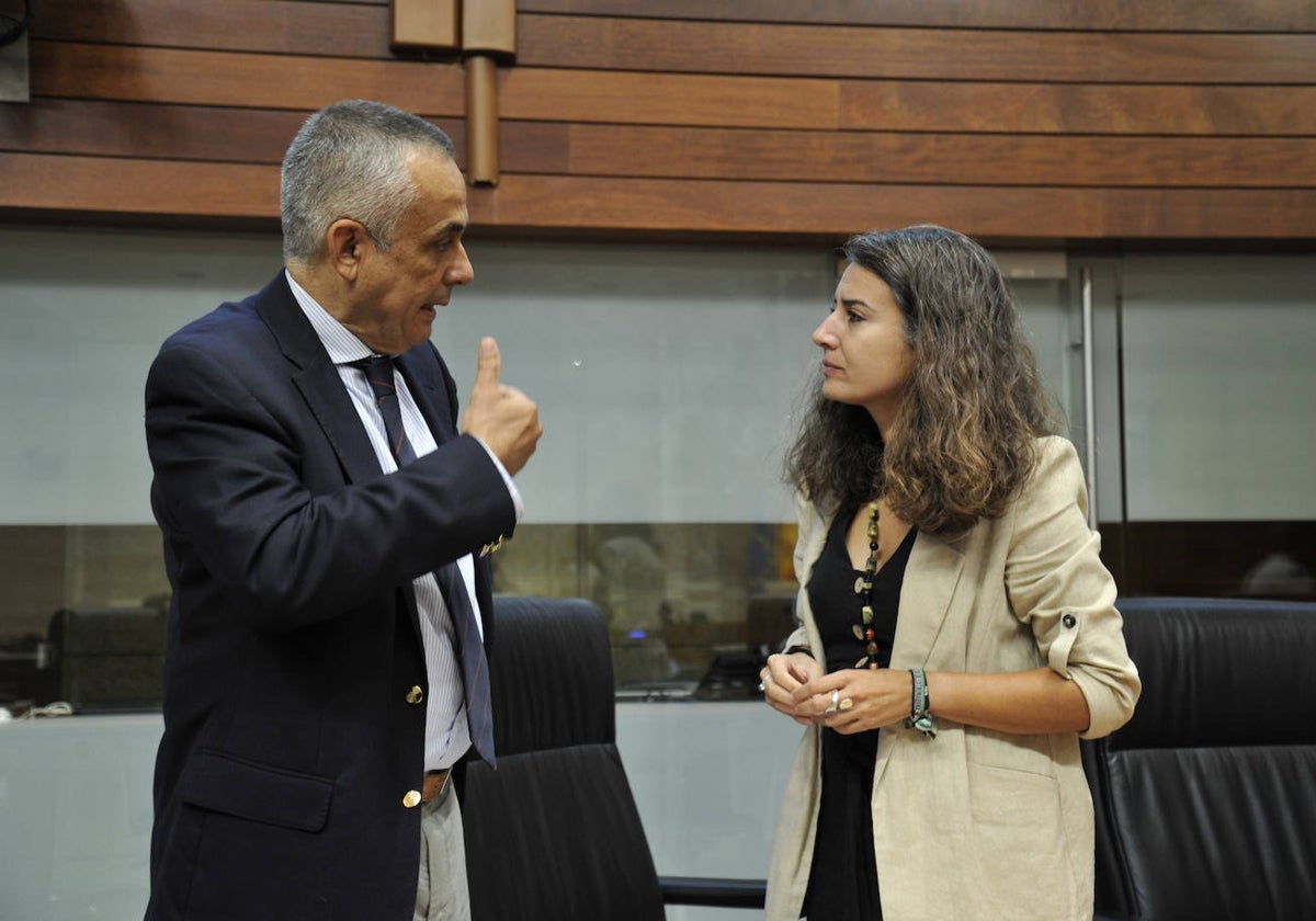 Ángel Pelayo Gordillo, de Vox, junto a Irene de Miguel, de Unidas por Extremadura.