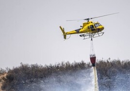 Una aeronave alquilada por la Junta descarga agua sobre un incendioi en Deleitosa, en el verano de 2022.