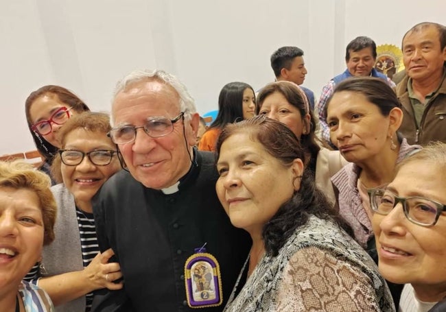 Feligreses de la parroquia de Mala se hacen un selfi con Cintas antes de su despedida.
