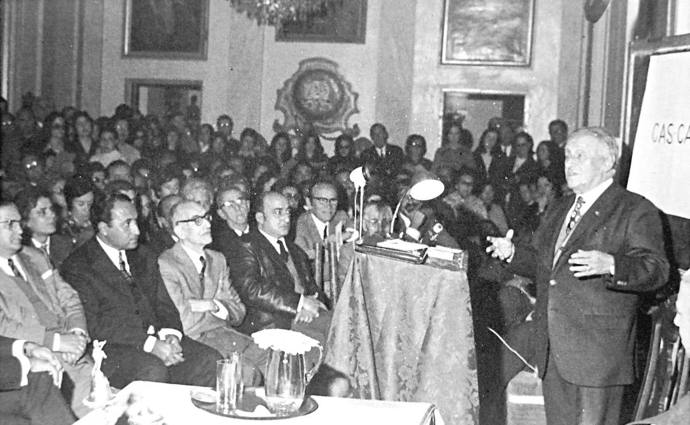 Un momento de la exitosa conferencia de Antonio Floriano Cumbreño, en el Ayuntamiento de Cáceres, el 4 de noviembre de 1972. Sentados, en primera fila, de izquierda a derecha están: el escritor Valeriano Gutiérrez, el decano de la Facultad de Filosofía y Letras Ricardo Senabre, el investigador Carlos Callejo, y el periodista Fernando García Morales.