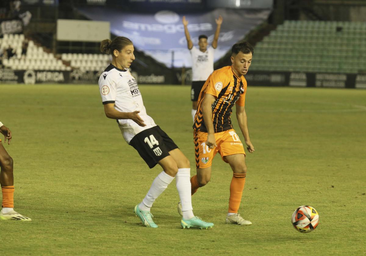 Beneit pugna por un balón con un jugador del Antequera.