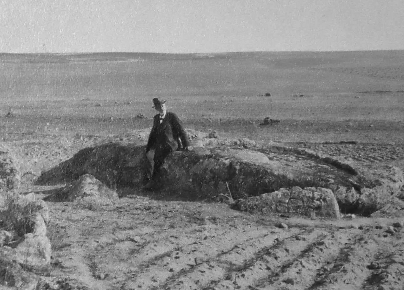 Antonio Floriano indicó que en 1912 vio la importancia de Sansueña con el investigador Juan Sanguino, en la foto de Perate que documenta un hallazgo en Casas de Don Antonio.