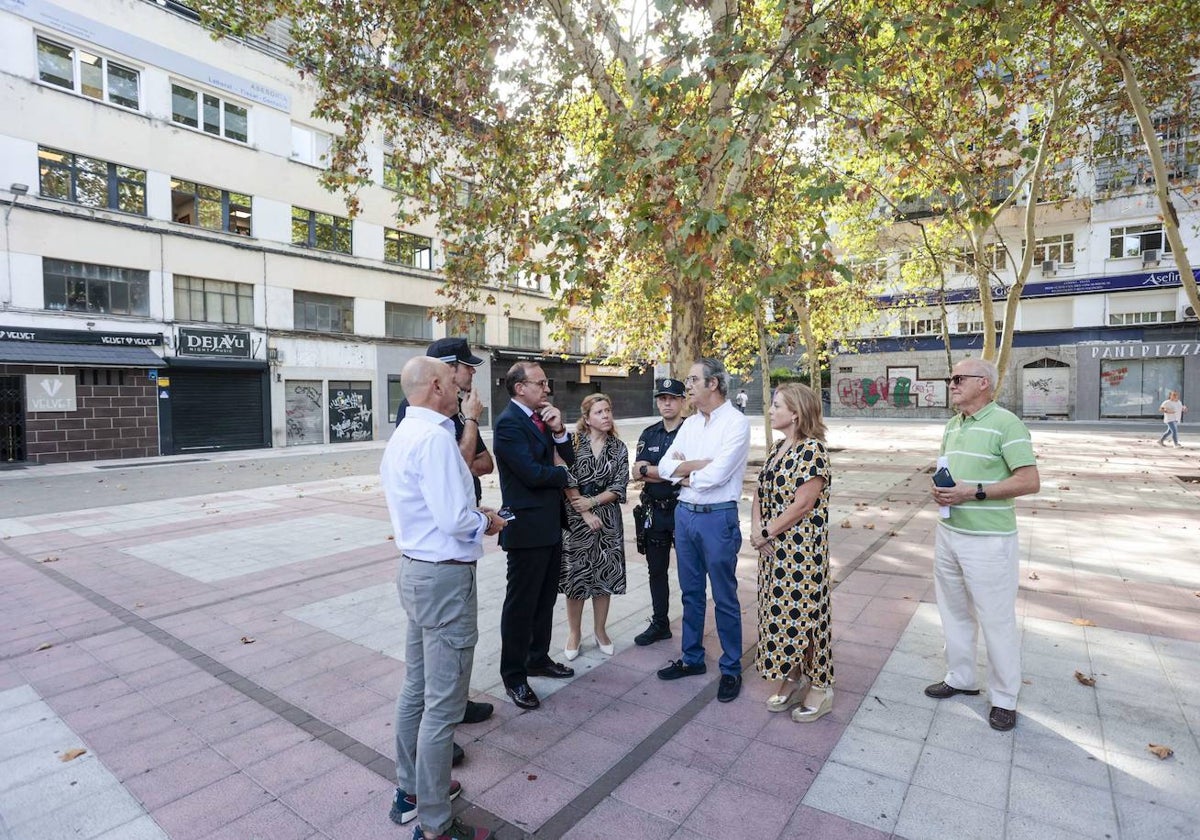 Reunión del alcalde y la Policía Local con representantes vecinales de La Madrila el pasado viernes en la plaza de Albatros.