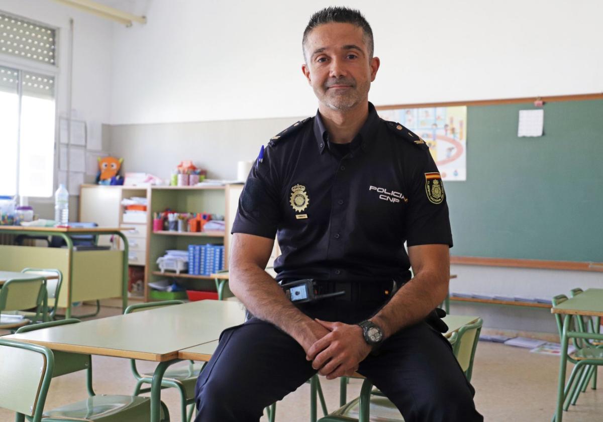 Manuel Márquez, policía: «Si pasa algo, acudo a mis padres o a la Policía»