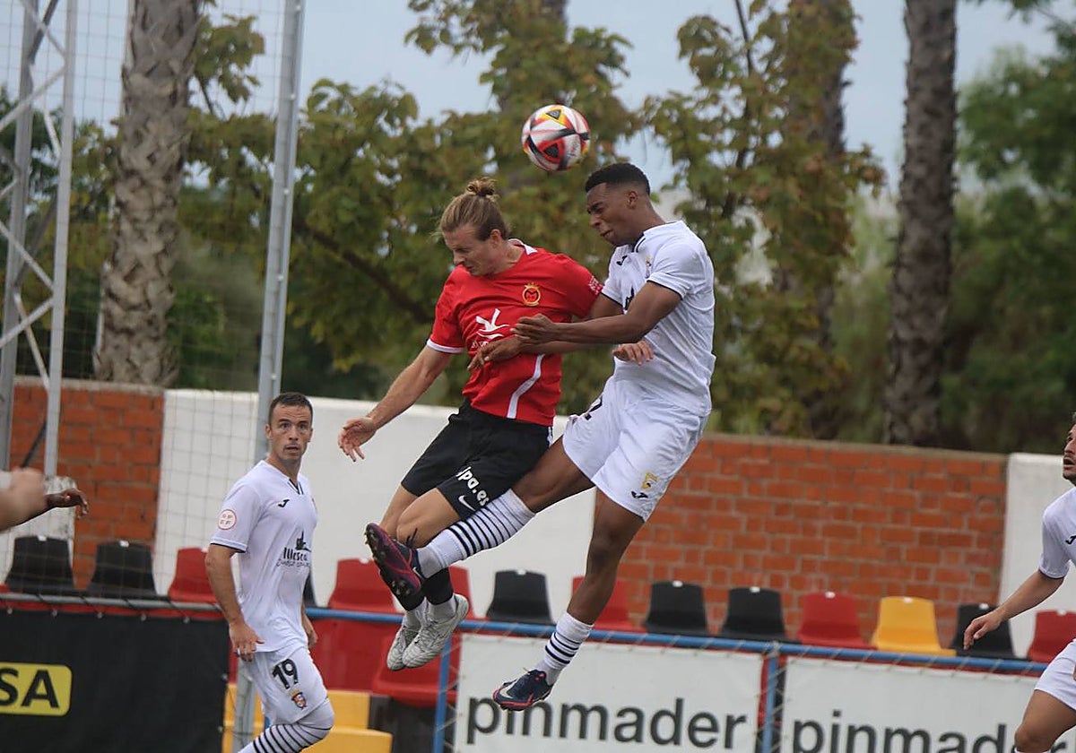 Acción del duelo de esta temporada entre el Montijo y el Illescas.