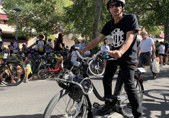 Pedro y su original VéloSolex, la bici con motor de los carteros de los años 50 y 60.