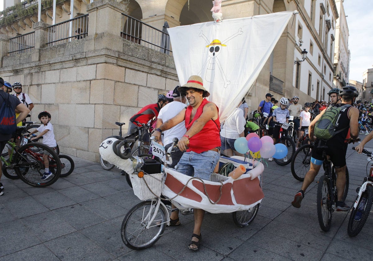 Imagen principal - La imaginación a la hora de decorar las bicis permitió ver algunas convertidas en barco. En la jornada el protagonismo fue también para los más pequeños. Abajo, Elisa con su mascota 'Scotty'.