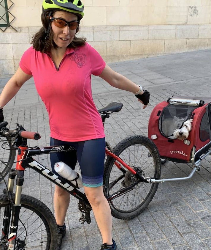 Imagen secundaria 2 - La imaginación a la hora de decorar las bicis permitió ver algunas convertidas en barco. En la jornada el protagonismo fue también para los más pequeños. Abajo, Elisa con su mascota 'Scotty'.