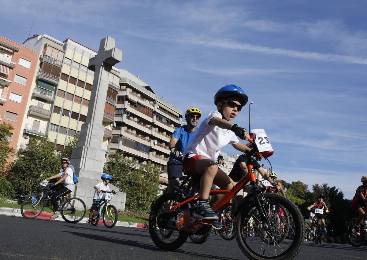 Imagen secundaria 1 - La imaginación a la hora de decorar las bicis permitió ver algunas convertidas en barco. En la jornada el protagonismo fue también para los más pequeños. Abajo, Elisa con su mascota 'Scotty'.