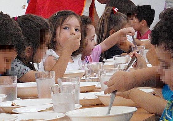 Los alumnos de infantil fueron los primeros al pasar al comedor seguidos de los de primaria.