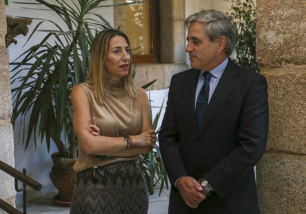 La presidenta de la Junta, María Guardiola, junto al nuevo consejero de Gestión Forestal, Ignacio Higuero.