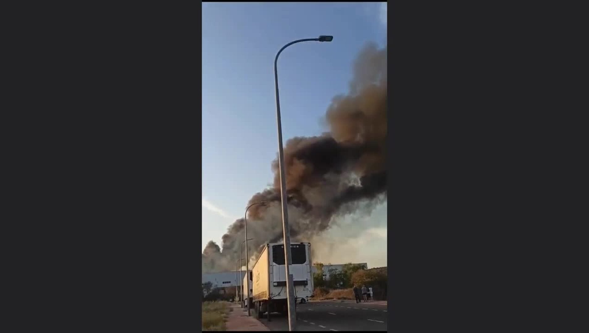 Un incendio quema la nave de Acenorca en Montehermoso