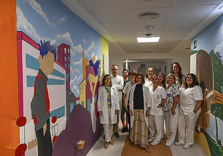 Trabajadores de la unidad psiquiátrica junto al artista Alejandro Pajuelo.