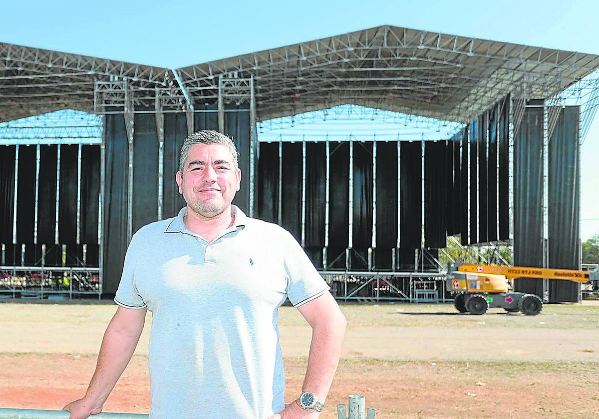 Carlos Lobo, este martes en el ferial durante las tareas de montaje de los escenarios. JORGE REY