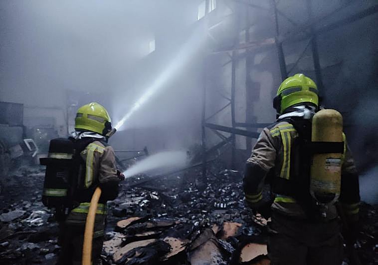 Alcaldesa de Montehermoso: «Los bomberos seguirán todo el día por precaución, pero ya no hay llamas»