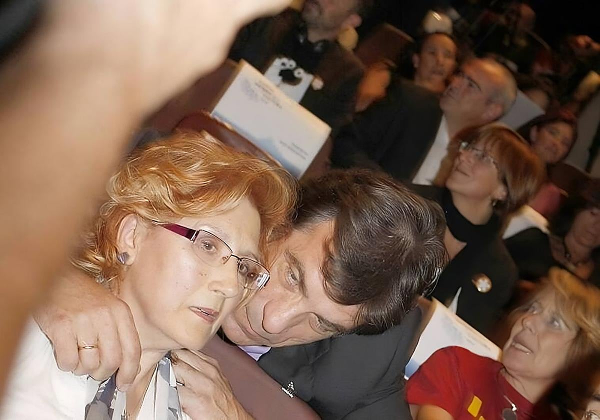 Javier Pizarro consuela a Carmen Heras por el fracaso de Cáceres 2016.