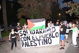 Manifestantes en la avenida de Huelva