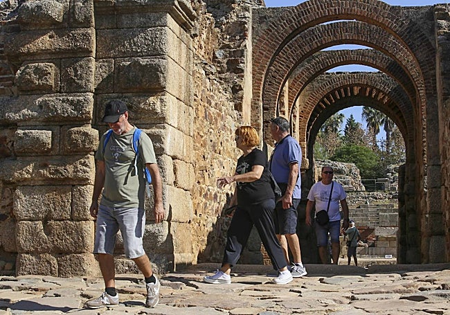Turistas saliendo del Anfiteatro Romano emeritense ayer, con pleno sol y calor.