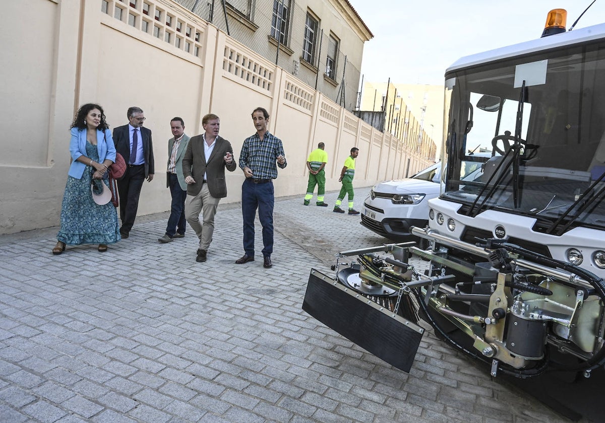 El alcalde, Ignacio Gragera, presenta nuevas máquinas de limpieza para Badajoz.