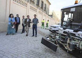 El alcalde, Ignacio Gragera, presenta nuevas máquinas de limpieza para Badajoz.