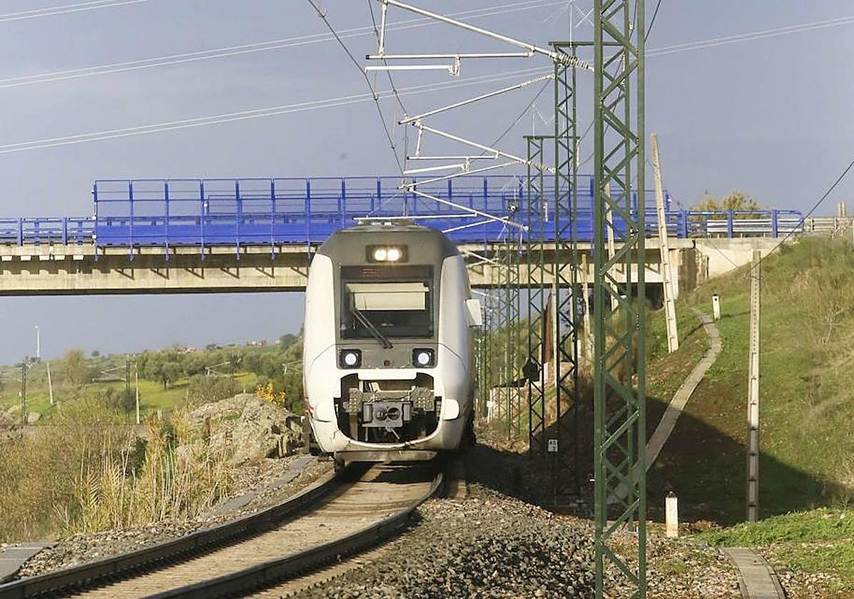 La línea electrificada entre Plasencia y Badajoz entrará en servicio en noviembre