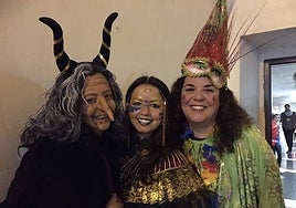 Miriam, a la derecha, vestida de 'Viriviriflanta'.